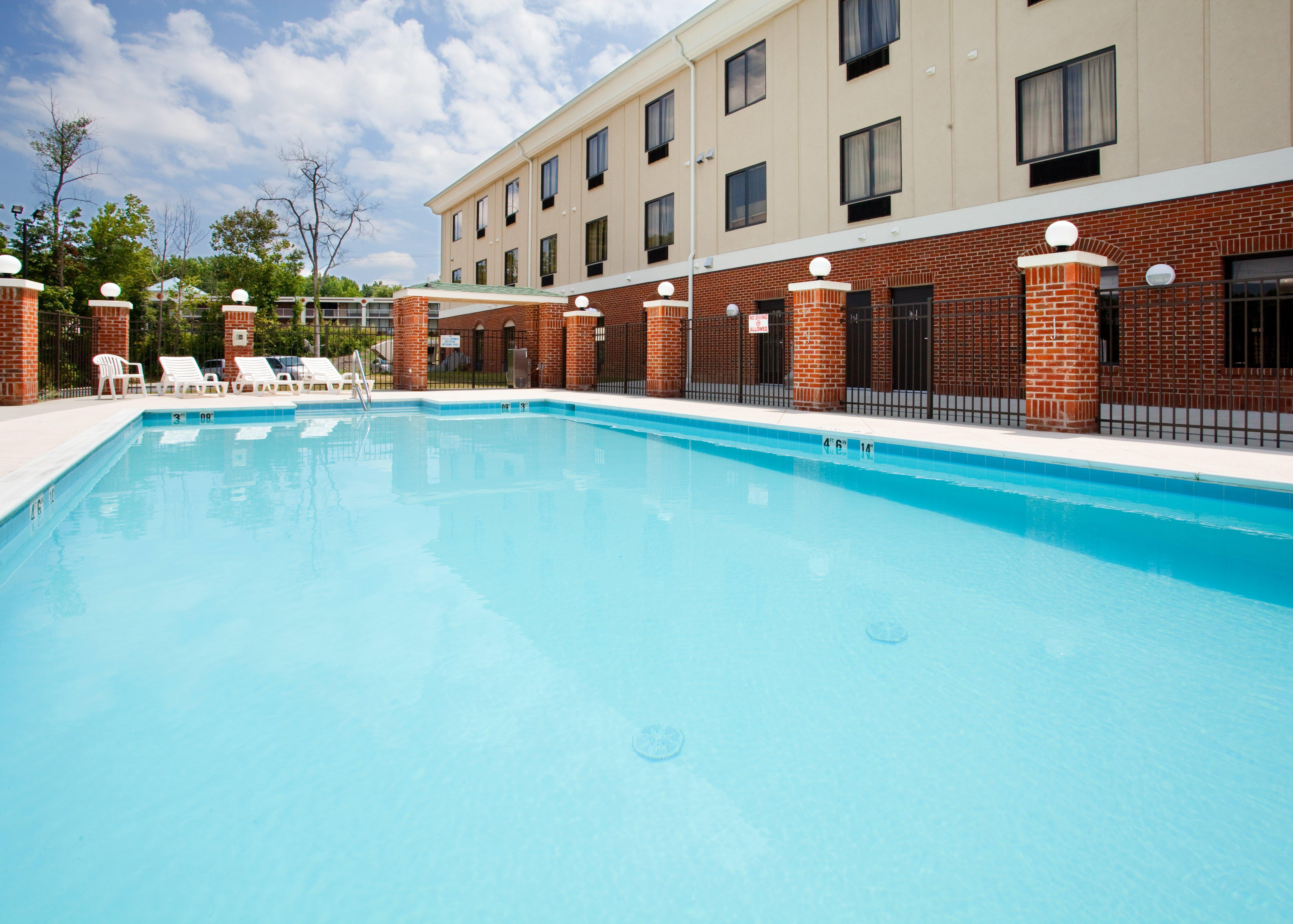 Holiday Inn Express Hotel & Suites Greensboro-East By Ihg Exterior foto