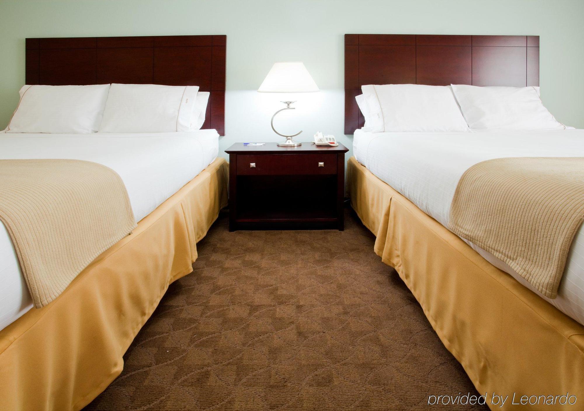 Holiday Inn Express Hotel & Suites Greensboro-East By Ihg Exterior foto