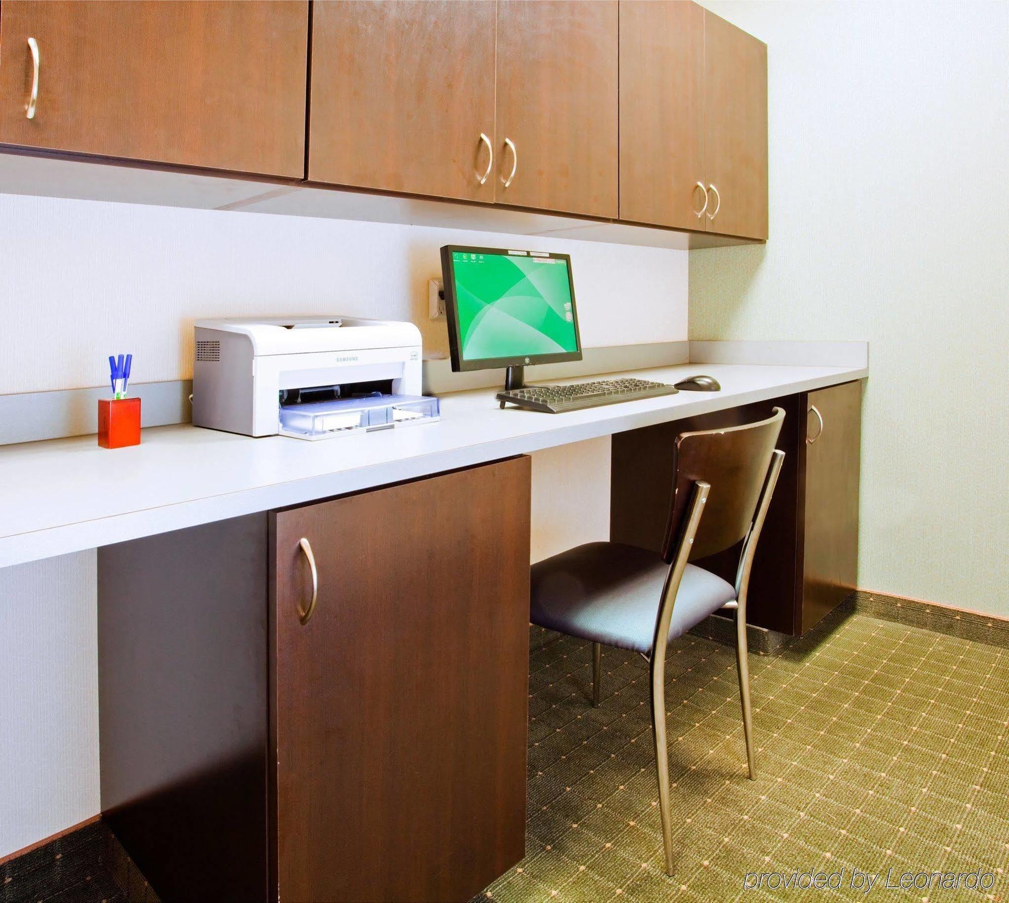 Holiday Inn Express Hotel & Suites Greensboro-East By Ihg Exterior foto